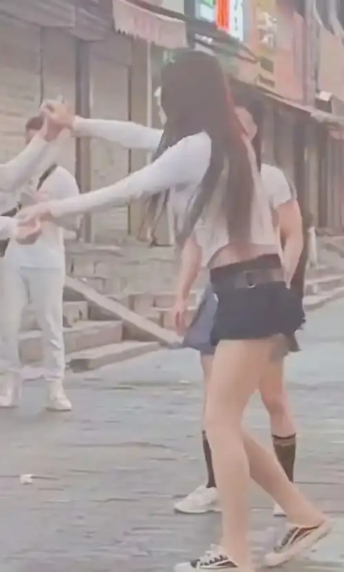 四个美女街上打架,假发掉了原来都是壮汉,拳打脚踢画面太搞笑了
