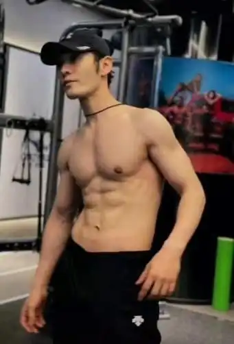 黄晓明甩掉油腻形象,暴瘦30斤练成八块腹肌
