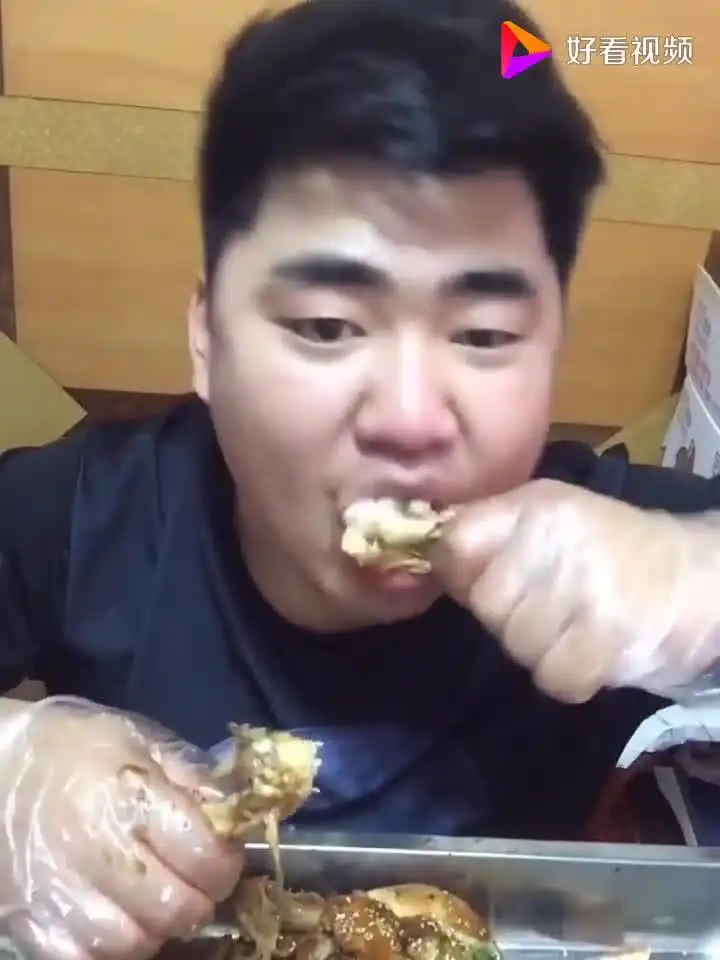 大哥你这样吃大鸡腿,确定不是来搞笑的吗
