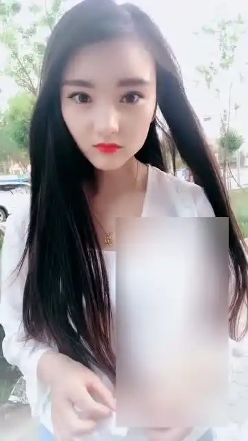 美轮美奂的小姐姐,穿着非常的时尚,这段配音太搞笑了
