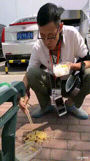 搞笑图片这个头发非常的有个性了
