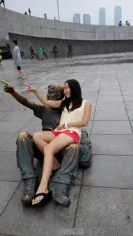 爆笑gif趣图妹子,你也太没有素质了吧,躺在雕像上也太任性了吧
