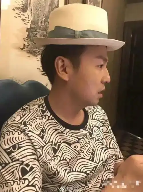 薛佳凝集齐前男友死党是要搞事情网友怀疑胡歌躲起来拍照了
