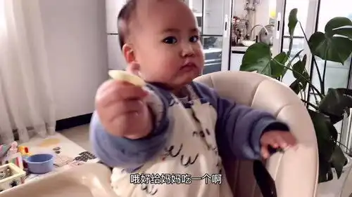 宝宝睡醒就找吃的,拿饼干假装给妈妈吃然后直接塞自己嘴里,搞笑
