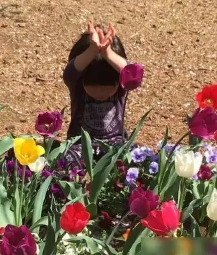 如花女儿玩捉迷藏,被爸爸发现后,爸爸真的不忍心拆穿她

