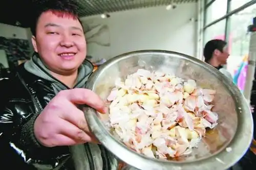 糖炒栗子熟了以后里面的那层皮剥不掉,是不是在炒的过程中需要添加什么东西以后熟了之后就好剥了
