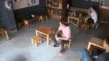 搞笑gif你们这打招呼的方式很特别啊
