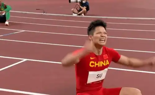 输在起跑线苏炳添反应时间0.167秒,赛后身披国旗,仍创历史

