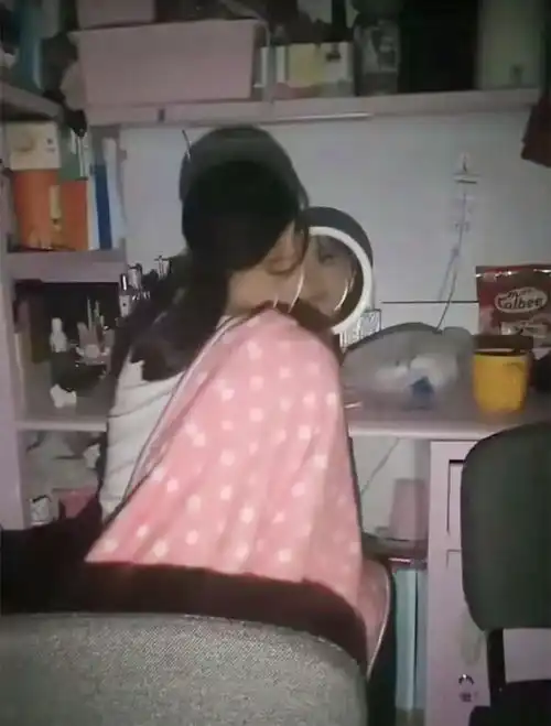 搞笑图片她用拔丝面包治疗自己的颈椎病会有效果吗
