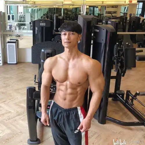 型男的肌肉爆筋,八块腹肌麒麟臂胸肌共筑倒三角身材,真man
