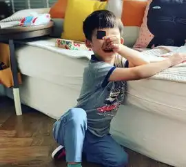 范玮琪晒双胞胎儿子萌照,兄弟俩翻箱倒柜一个谐星一个耍帅

