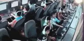搞笑gif趣图一次见面跟美女见面,就知道玩手机不理我
