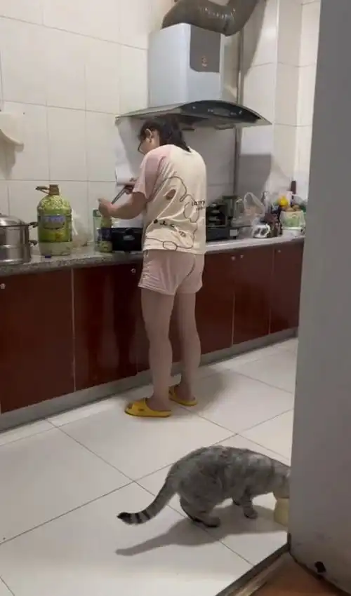 男子陪妹妹减肥,自己疯狂掉秤她们一斤没瘦,网友爆笑你被骗了
