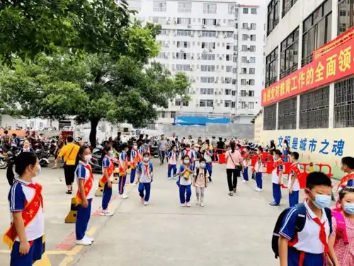 开学日神兽归笼,多图直击昌仔带你逛一圈乐昌各大学校的开学盛况
