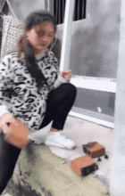 搞笑gif只要有个地方,哪里都是床
