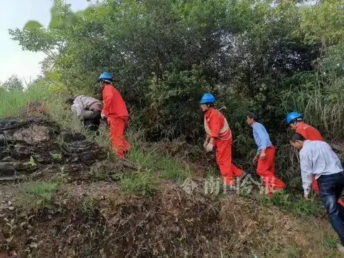 脚软男子50米悬崖上喊救命,山顶上还有农药
