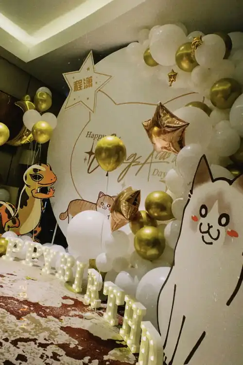 程潇晒22岁庆生照双手合十对蛋糕许愿
