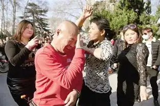 郑州尬舞走红网络网友戏称确实尴尬
