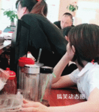 搞笑gif动态图吃货的世界你永远不懂当着老板面还敢偷吃
