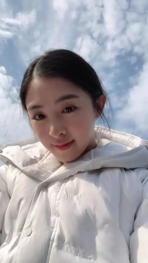 30岁超女张含韵晒自拍,皮肤白皙五官精致,少女感十足
