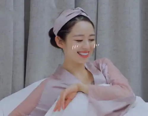 吉娜蔡少芬洗漱后休息,看到吉娜卸妆后的样子,真以为她带妆睡觉
