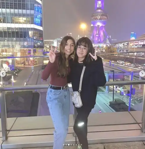 组图贾静雯大女儿装扮朴素外滩逛街与闺蜜搞怪合影自信可爱
