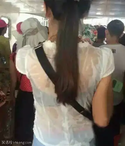 搞笑图片这么性感的姑娘,忍不住多看两眼
