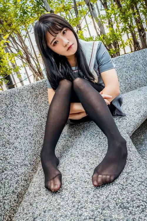 黑丝学妹,这酸爽,隔着屏幕都能闻到
