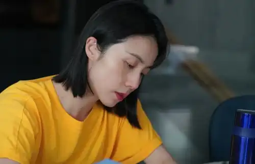 黄磊掌镜为妻女拍照,多多依偎着孙莉如小棉袄,母女同框超养眼

