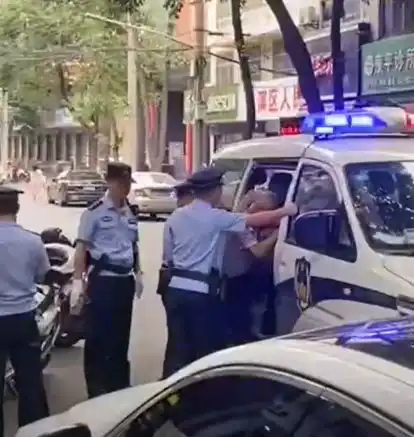 老人突然用石头砸烂餐饮店的玻璃门,后被警方带走,原因仍在调查
