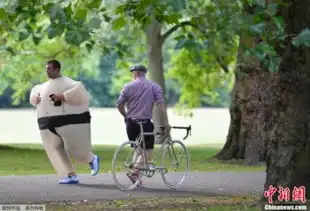 英国伦敦举办相扑慈善赛跑1秒钟变胖子
