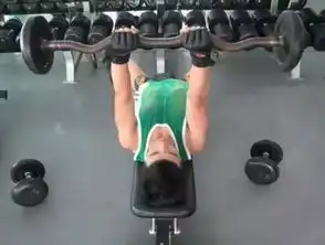 健身仰卧杠铃臂屈伸推举的动作图解教程
