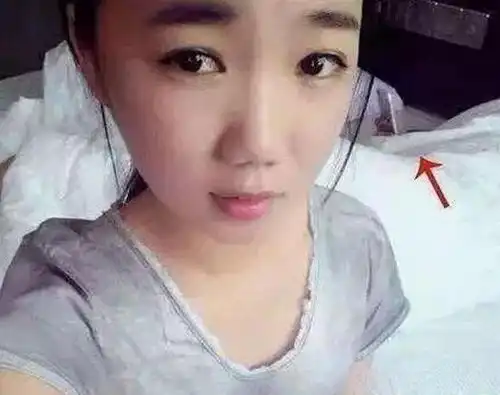 搞笑gif趣图妹子,你可长点心吧,穿这么奇葩的衣服出门,不觉得尴尬吗
