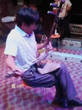 搞笑gif趣图看到相亲对象这优雅的坐姿,我怎么有点怕呢
