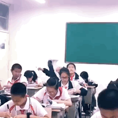 搞笑gif段子这周就剩这点的零花钱了老杨
