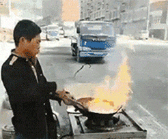 搞笑动态图我就问你一句,蜜蜂好玩吗哈哈哈
