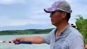 农村姑娘去钓鱼,鱼太凶猛,手指差点被鱼搞断了野钓需谨慎啊
