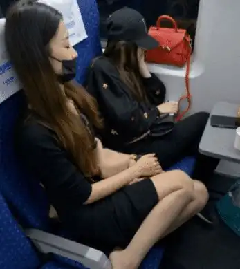 搞笑图片妹子睡着了,这是让我该咋坐啊
