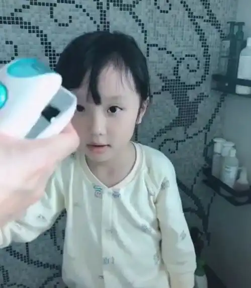洪欣为女儿剪头发,5岁彤彤文静可爱,捂脸害羞的表情萌化人心
