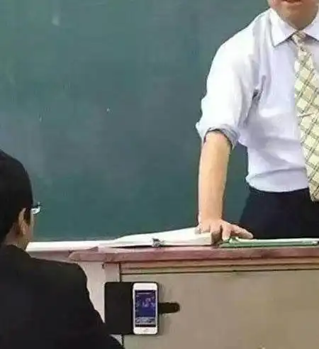 搞笑gif图片笑话段子现在流行晒自己女朋友有多漂亮
