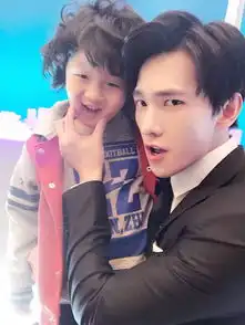 杨洋与邹市明儿子轩轩合影宠溺捏其小圆脸搞怪逗趣
