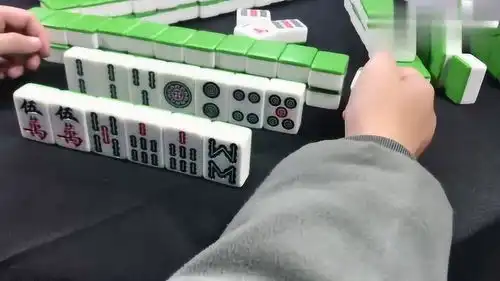 搞笑麻将小伙太贼了,下家自摸他偏去捣乱,还诬赖下家炸胡
