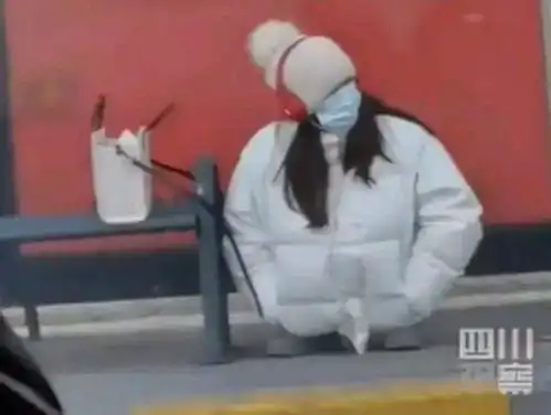 画风清奇小姐姐全身缩入羽绒服等公交
