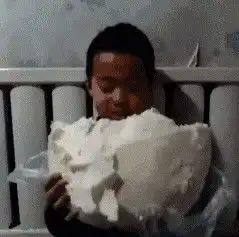 搞笑图片姑娘,冷的时候大家都是跺脚,你见过捶胸的吗
