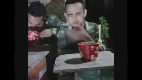 这几个人到底是有多穷,爆笑上演穷人家的孩子早当家
