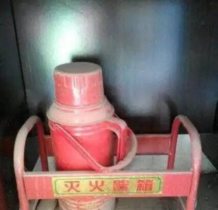 开心搞笑一刻,是谁把热水壶当灭火器放在这里的
