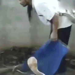 搞笑gif趣图你永远猜不到女孩长发后面的脸到底有多大
