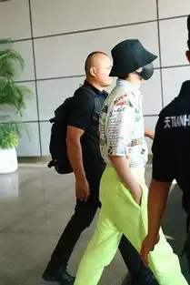 组图蔡徐坤渔夫帽口罩掩面现身荧光绿运动裤配花衬衫超吸睛
