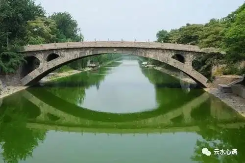 唐伯虎的一幅对联,比喻贴切,想象丰富,更显得生动有趣
