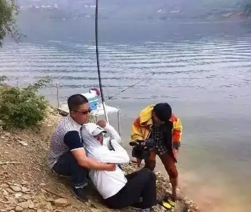 史上最搞笑的溜鱼姿势,看完嘴巴都笑歪了
